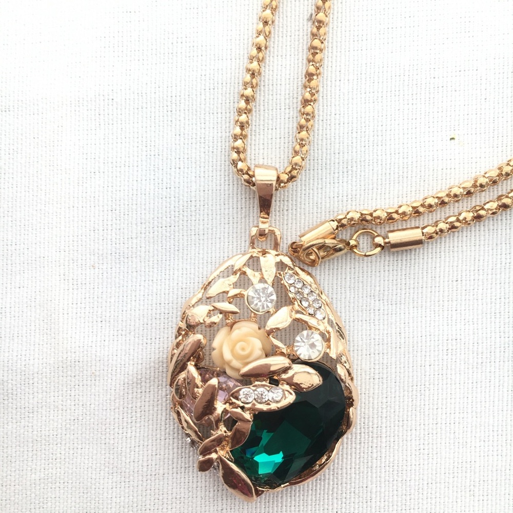 Elegant Gold and Green Pendant Necklace